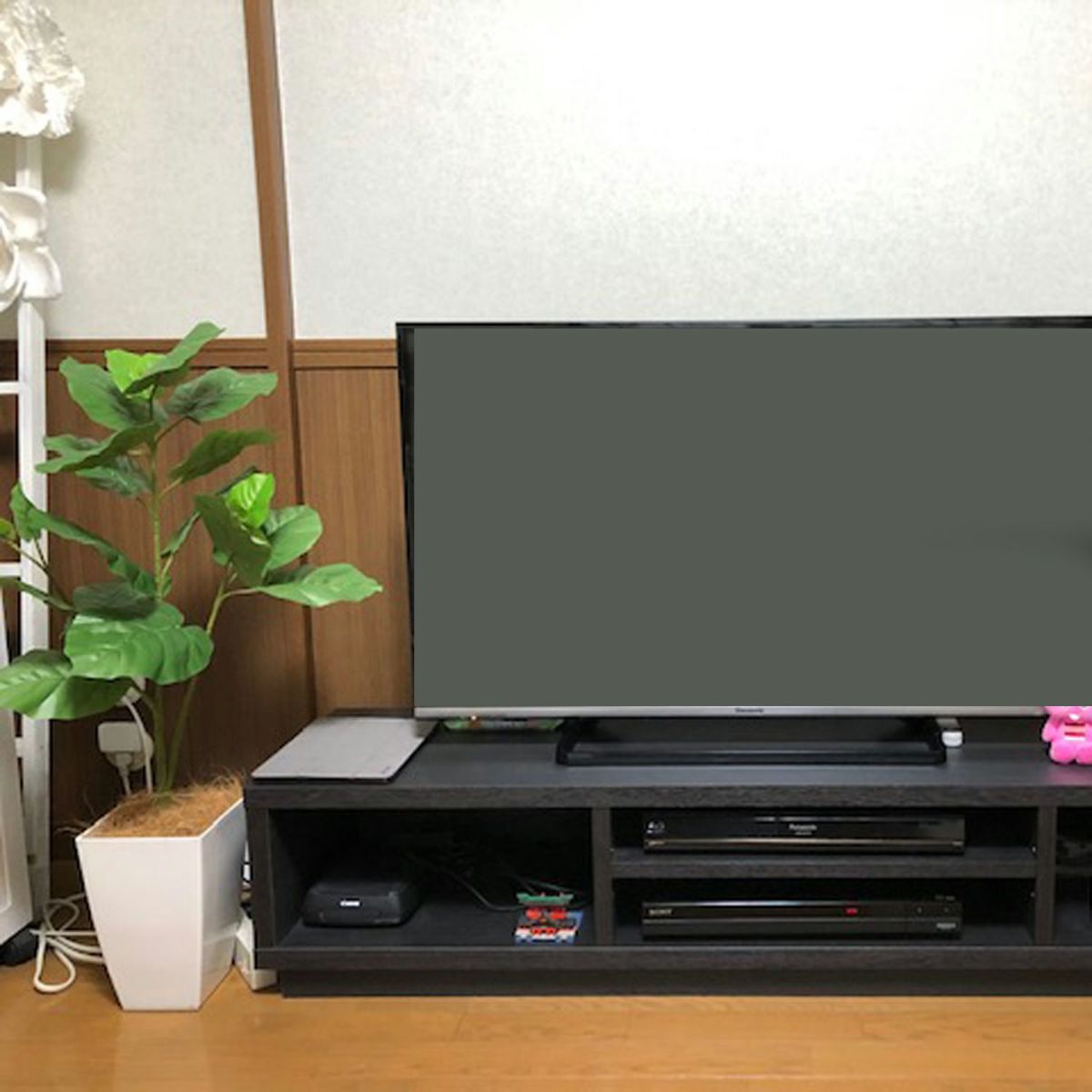 テレビボード横に。