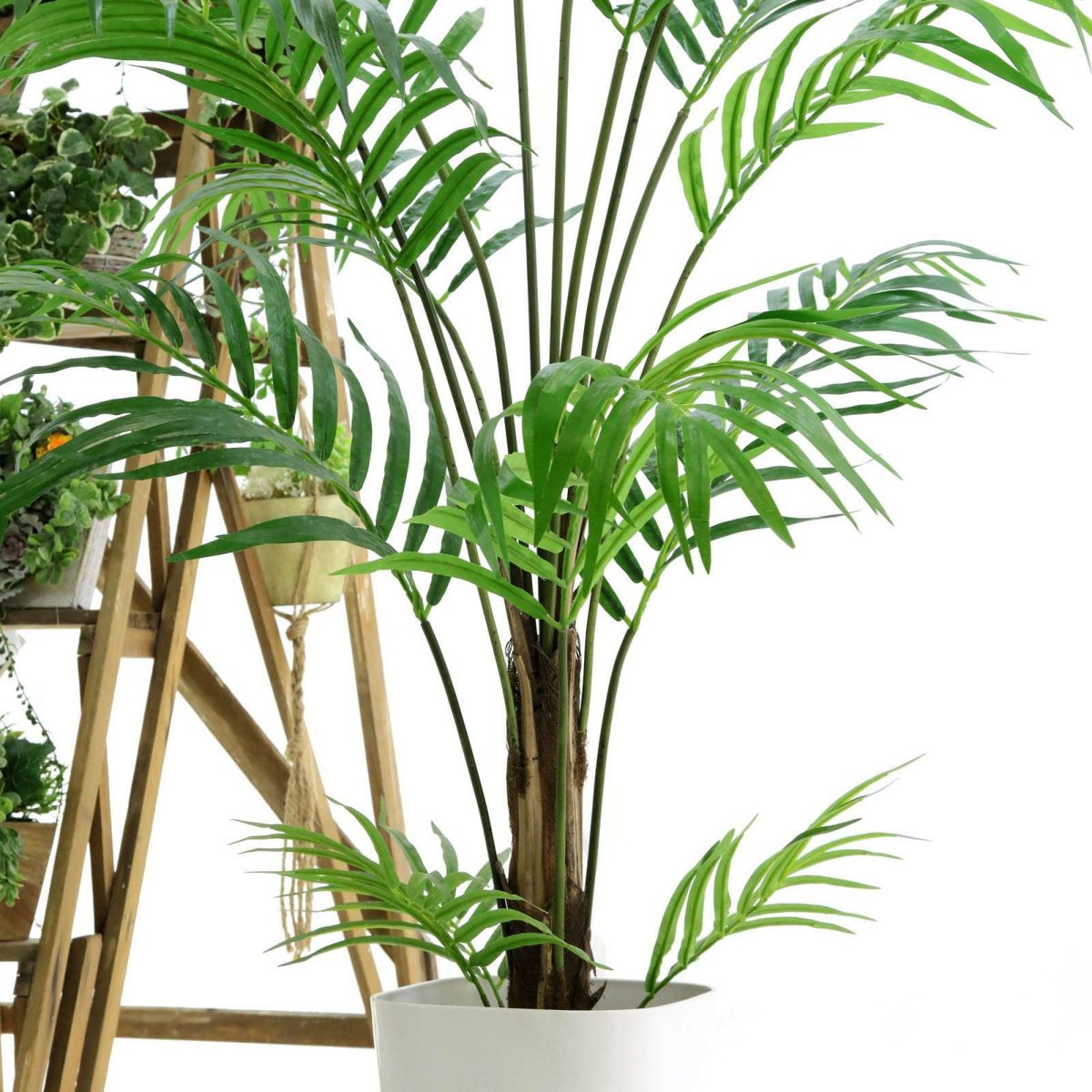 根元付近には本物の枝を使用。